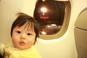 飛行機の中の赤ちゃん