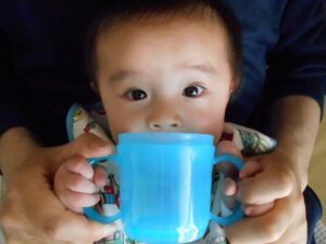麦茶を飲む赤ちゃん