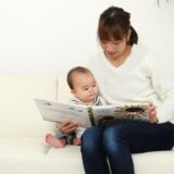 赤ちゃんに絵本を読ませる時期はいつから？選ぶ絵本の選び方と読み聞かせのコツ