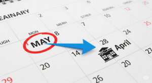 5月が丸で囲まれ、翌年の4月にある学校のアイコンに矢印が向いているカレンダーのイラスト。